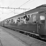 856624 Afbeelding van enkele gekostumeerde leden van het Rotterdams Studenten Corps in de speciale trein van Rotterdam ...